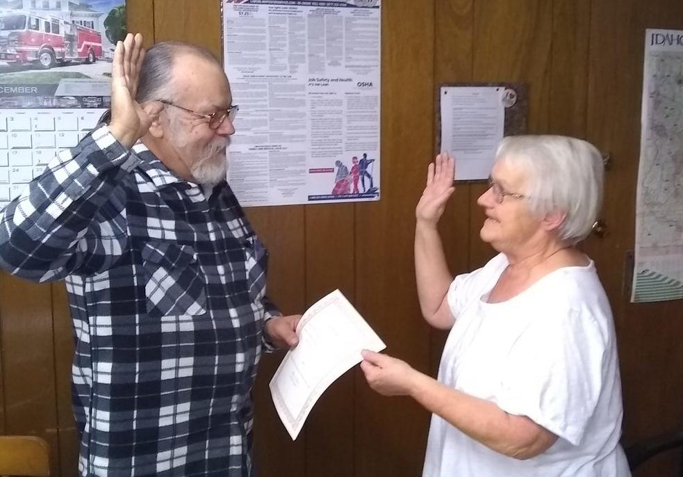 Stites mayor swears in council members